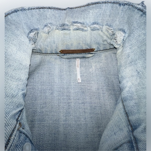 Free People Distressed Rough Collar Denim Jean jacket Women's Sz M/L Blue Spring - Picture 3 of 9